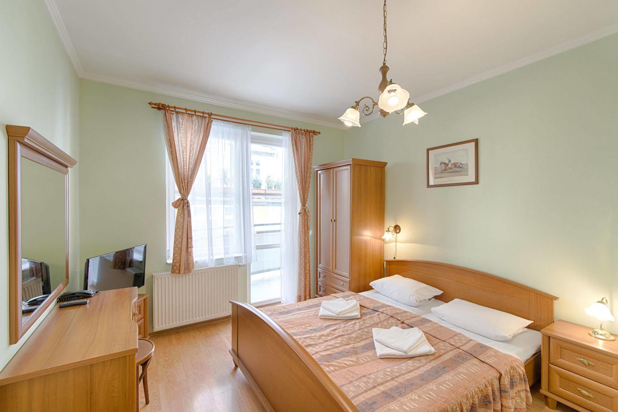 Hotel Derby Karlsbad Buitenkant foto