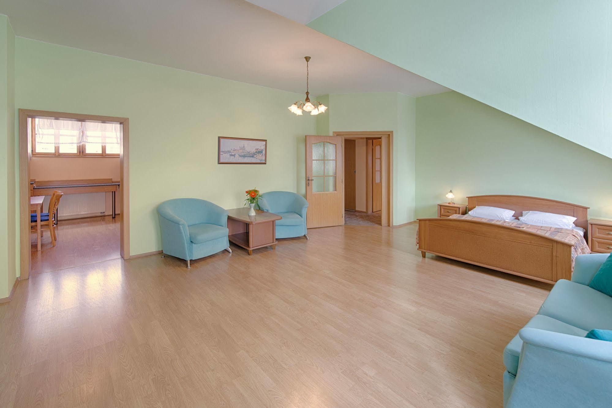 Hotel Derby Karlsbad Buitenkant foto